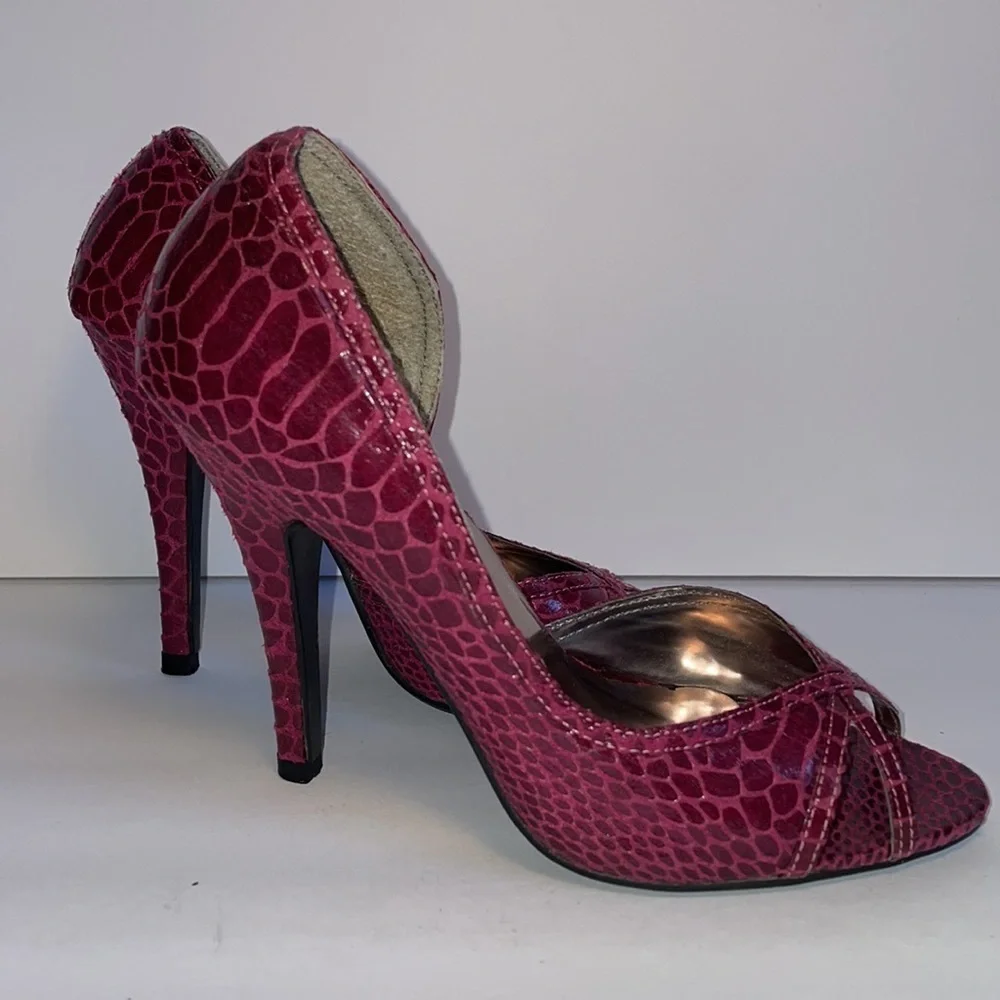 CHARLOTTE RUSSE Fuschia snakeskin heels in women’s size 6